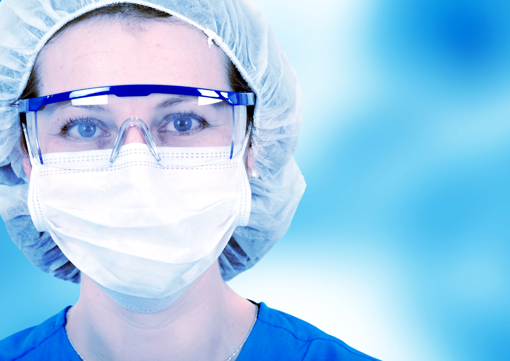 Маски очки перчатки. Очки защитные медицинские. Защитные очки для медицинских работников. Медик в маске и очках. Медсестра в защитных очках.